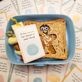 Lunchbox met een pindakaas sandwich en islamitische broodtrommel kaartjes voor een positieve boost